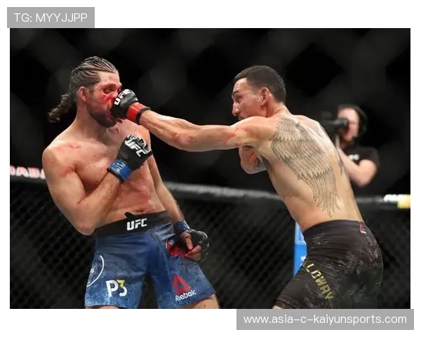 UFC惊天一击:拳手奋战到底,护具凹陷背后的荣耀与拼搏 UFC惊天一击:拳手奋战到底,护具凹陷背后的荣耀与拼搏