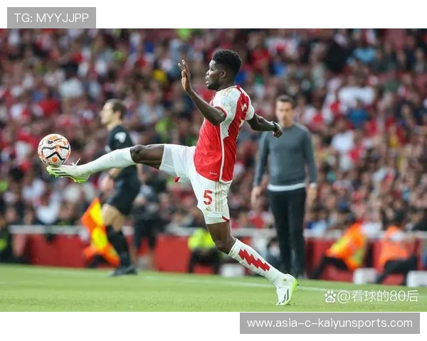 阿森纳在训练中模拟高位防守压力,传球选择被压缩 阿森纳在训练中模拟高位防守压力,传球选择被压缩