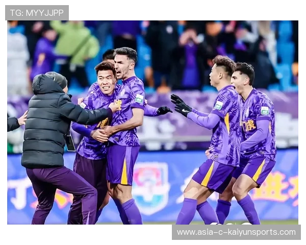 天津津门虎边后卫套上，外脚背回敲制造射门空间